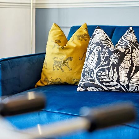 Long Term And Summer Special Offer! 5-Bedroom Spacious, Stunning Design, Sociable Areas & Cosy House Near South Downs Park, Sleeps 11 With Games Room, Private Parking And Garden- By Blue Puffin Stays 滑铁卢维尔 外观 照片