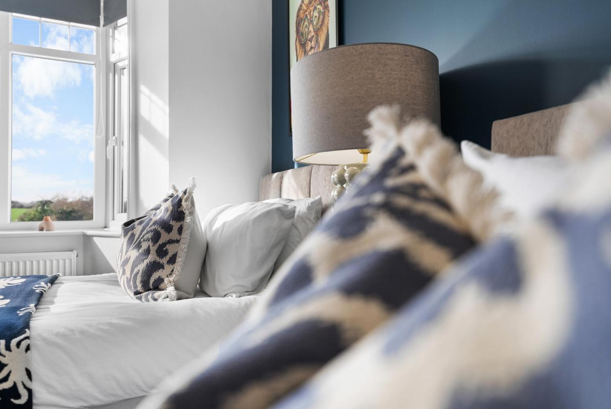 Long Term And Summer Special Offer! 5-Bedroom Spacious, Stunning Design, Sociable Areas & Cosy House Near South Downs Park, Sleeps 11 With Games Room, Private Parking And Garden- By Blue Puffin Stays 滑铁卢维尔 外观 照片