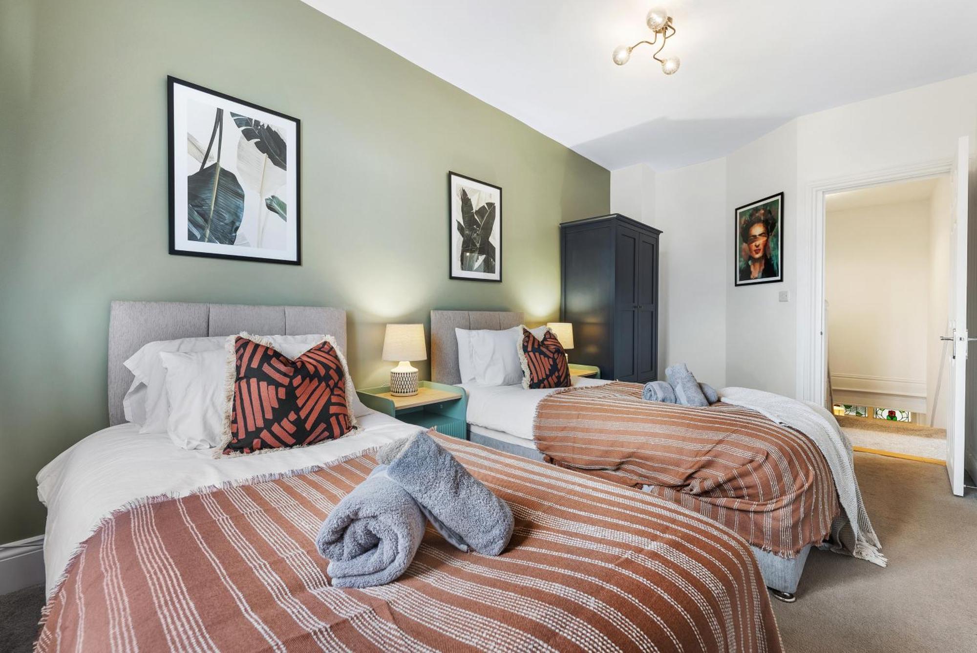 Long Term And Summer Special Offer! 5-Bedroom Spacious, Stunning Design, Sociable Areas & Cosy House Near South Downs Park, Sleeps 11 With Games Room, Private Parking And Garden- By Blue Puffin Stays 滑铁卢维尔 外观 照片