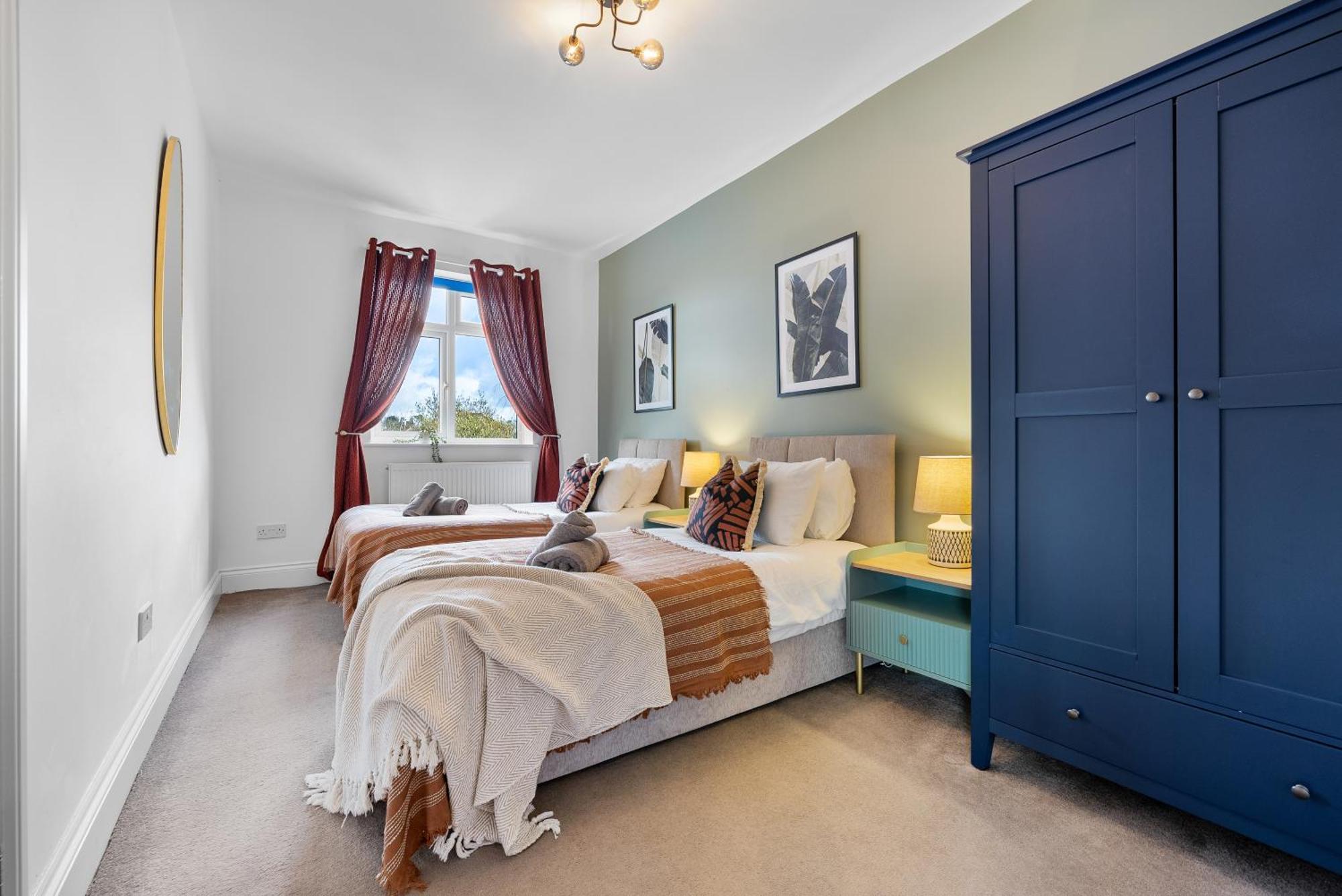 Long Term And Summer Special Offer! 5-Bedroom Spacious, Stunning Design, Sociable Areas & Cosy House Near South Downs Park, Sleeps 11 With Games Room, Private Parking And Garden- By Blue Puffin Stays 滑铁卢维尔 外观 照片