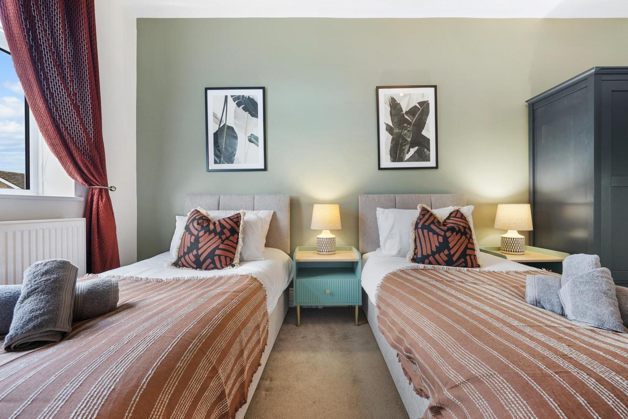 Long Term And Summer Special Offer! 5-Bedroom Spacious, Stunning Design, Sociable Areas & Cosy House Near South Downs Park, Sleeps 11 With Games Room, Private Parking And Garden- By Blue Puffin Stays 滑铁卢维尔 外观 照片