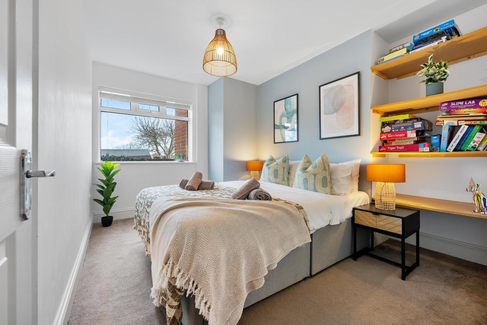 Long Term And Summer Special Offer! 5-Bedroom Spacious, Stunning Design, Sociable Areas & Cosy House Near South Downs Park, Sleeps 11 With Games Room, Private Parking And Garden- By Blue Puffin Stays 滑铁卢维尔 外观 照片