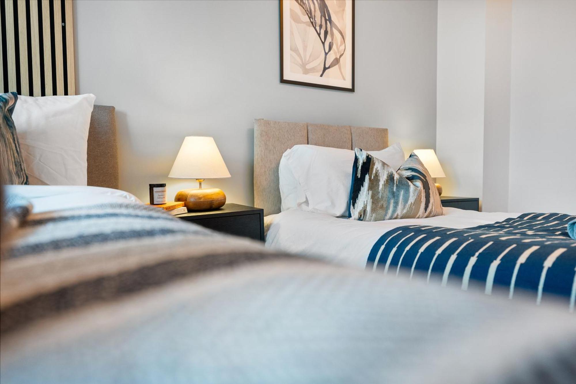 Long Term And Summer Special Offer! 5-Bedroom Spacious, Stunning Design, Sociable Areas & Cosy House Near South Downs Park, Sleeps 11 With Games Room, Private Parking And Garden- By Blue Puffin Stays 滑铁卢维尔 外观 照片