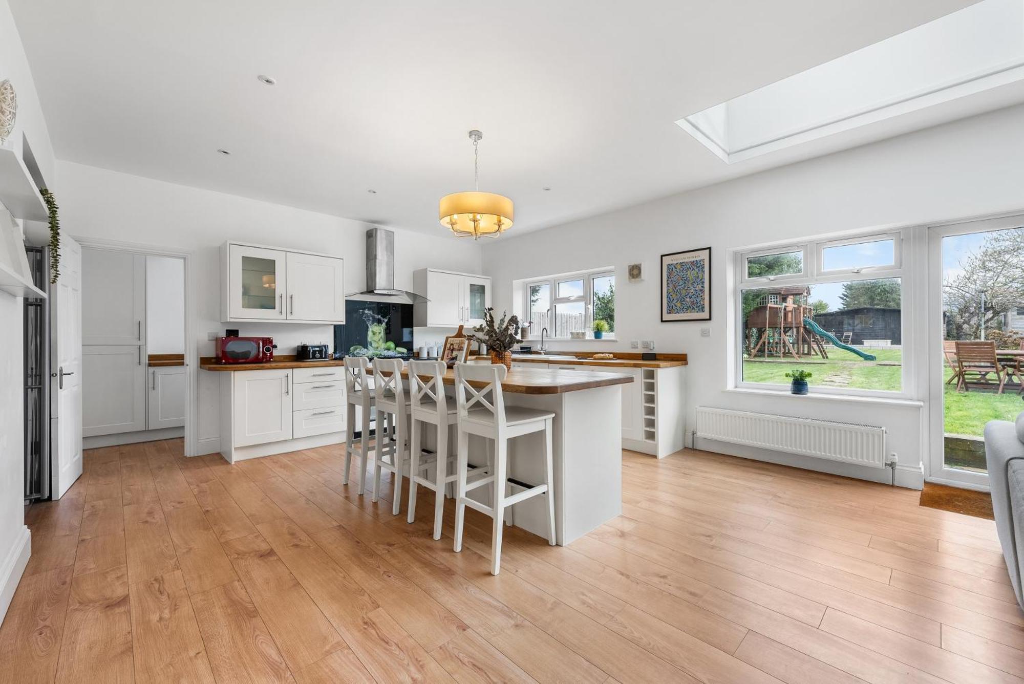 Long Term And Summer Special Offer! 5-Bedroom Spacious, Stunning Design, Sociable Areas & Cosy House Near South Downs Park, Sleeps 11 With Games Room, Private Parking And Garden- By Blue Puffin Stays 滑铁卢维尔 外观 照片
