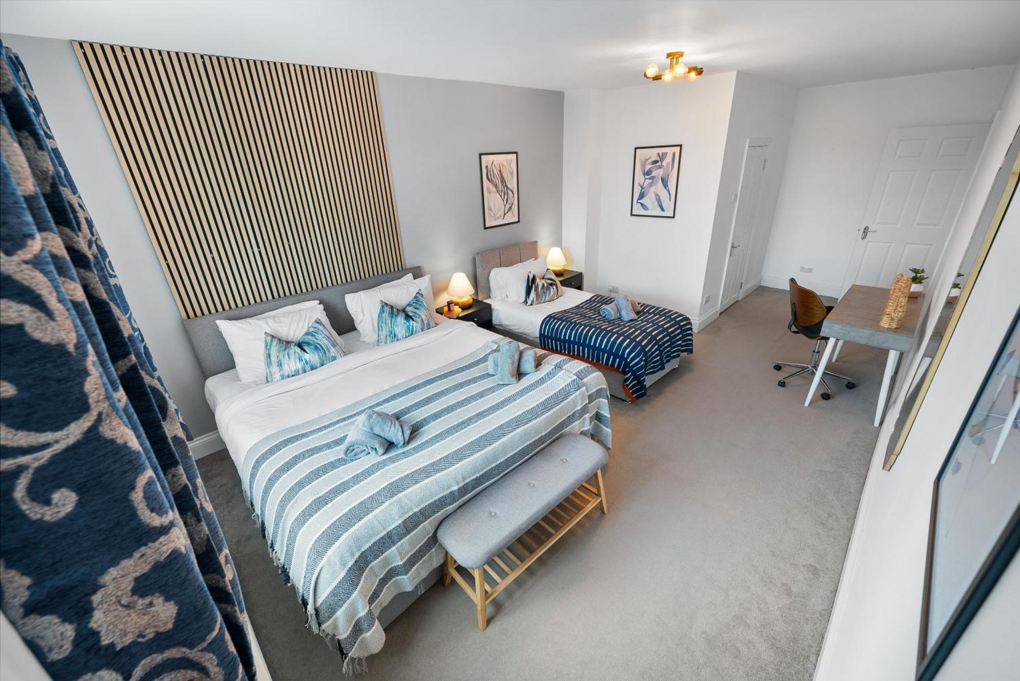 Long Term And Summer Special Offer! 5-Bedroom Spacious, Stunning Design, Sociable Areas & Cosy House Near South Downs Park, Sleeps 11 With Games Room, Private Parking And Garden- By Blue Puffin Stays 滑铁卢维尔 外观 照片