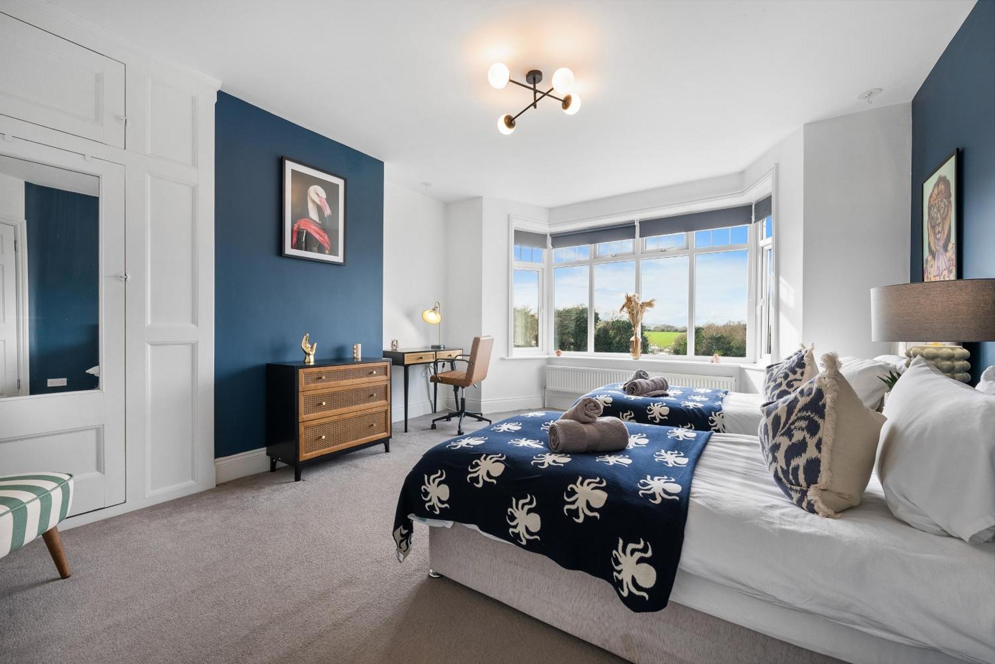 Long Term And Summer Special Offer! 5-Bedroom Spacious, Stunning Design, Sociable Areas & Cosy House Near South Downs Park, Sleeps 11 With Games Room, Private Parking And Garden- By Blue Puffin Stays 滑铁卢维尔 外观 照片