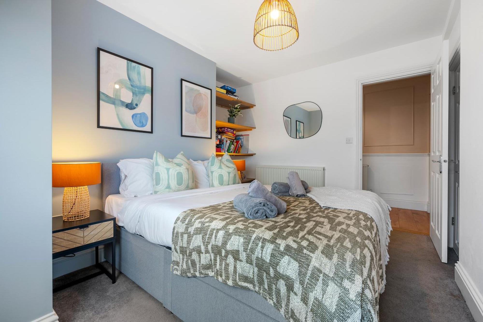 Long Term And Summer Special Offer! 5-Bedroom Spacious, Stunning Design, Sociable Areas & Cosy House Near South Downs Park, Sleeps 11 With Games Room, Private Parking And Garden- By Blue Puffin Stays 滑铁卢维尔 外观 照片