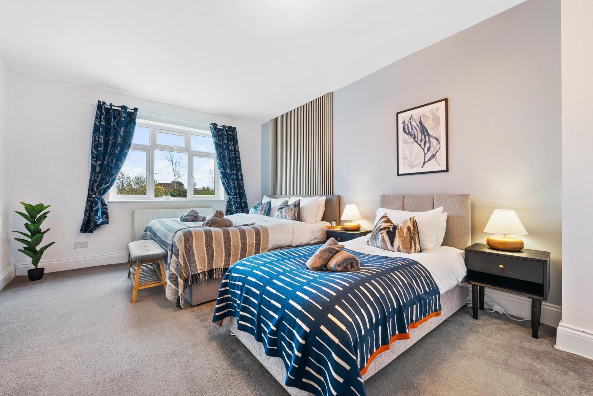 Long Term And Summer Special Offer! 5-Bedroom Spacious, Stunning Design, Sociable Areas & Cosy House Near South Downs Park, Sleeps 11 With Games Room, Private Parking And Garden- By Blue Puffin Stays 滑铁卢维尔 外观 照片