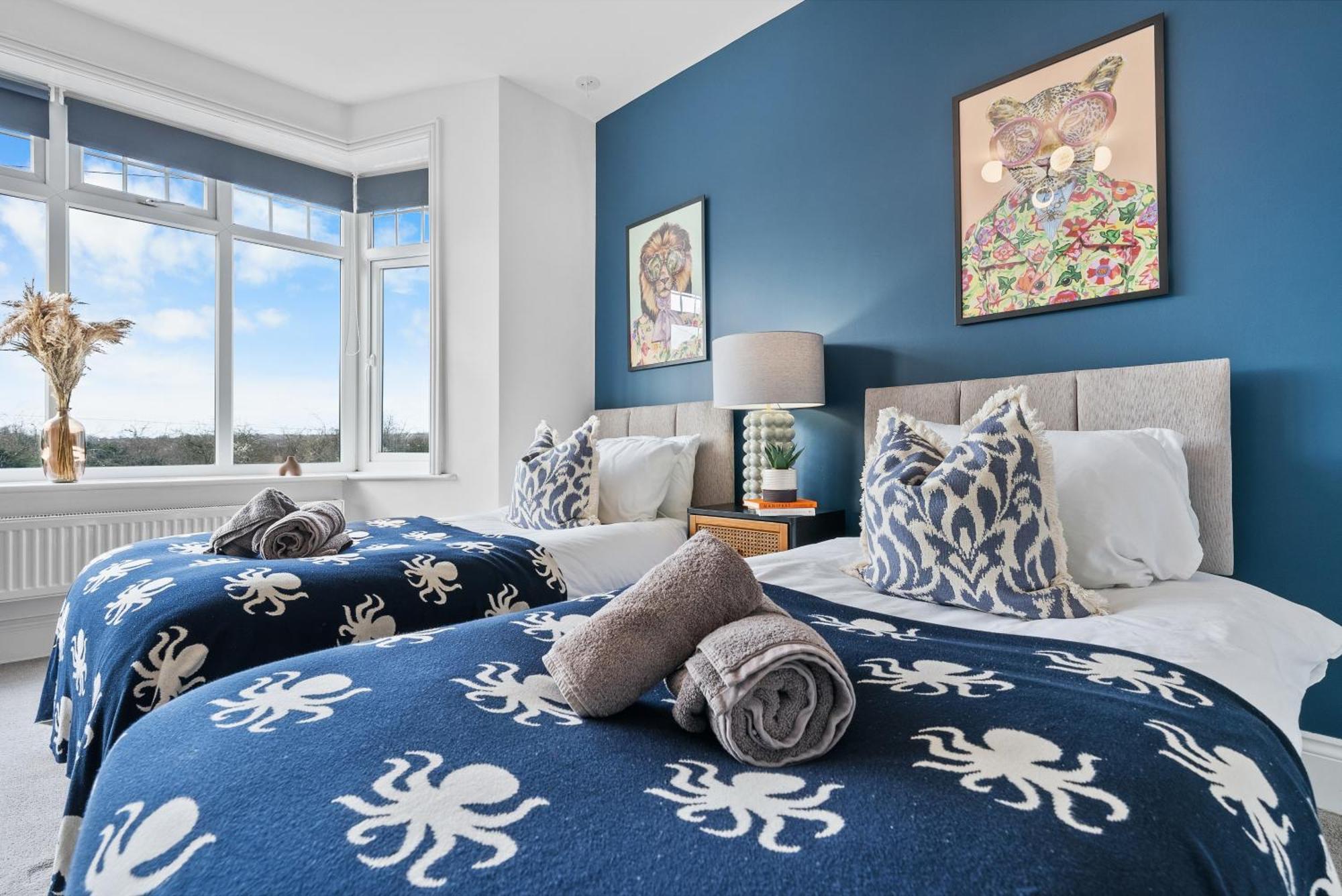 Long Term And Summer Special Offer! 5-Bedroom Spacious, Stunning Design, Sociable Areas & Cosy House Near South Downs Park, Sleeps 11 With Games Room, Private Parking And Garden- By Blue Puffin Stays 滑铁卢维尔 外观 照片