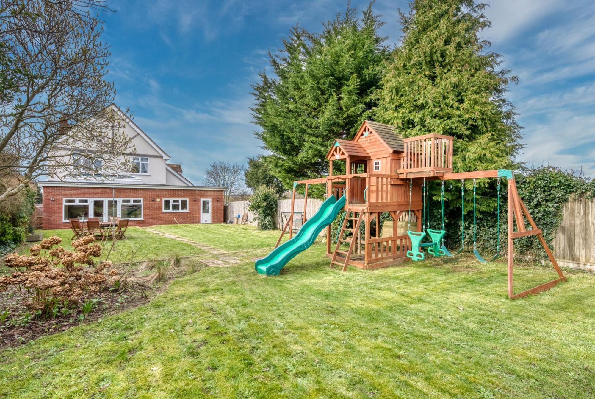 Long Term And Summer Special Offer! 5-Bedroom Spacious, Stunning Design, Sociable Areas & Cosy House Near South Downs Park, Sleeps 11 With Games Room, Private Parking And Garden- By Blue Puffin Stays 滑铁卢维尔 外观 照片