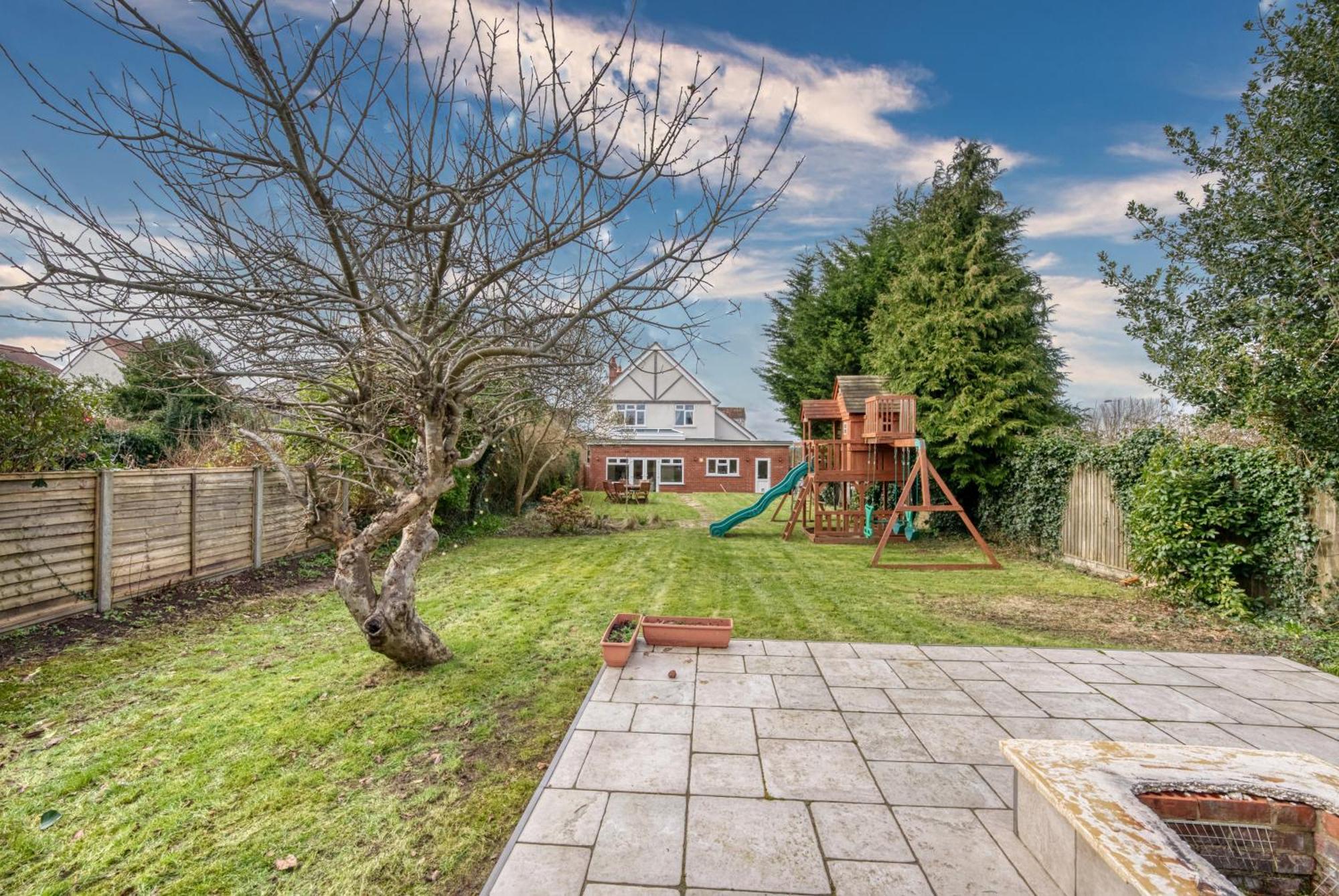 Long Term And Summer Special Offer! 5-Bedroom Spacious, Stunning Design, Sociable Areas & Cosy House Near South Downs Park, Sleeps 11 With Games Room, Private Parking And Garden- By Blue Puffin Stays 滑铁卢维尔 外观 照片