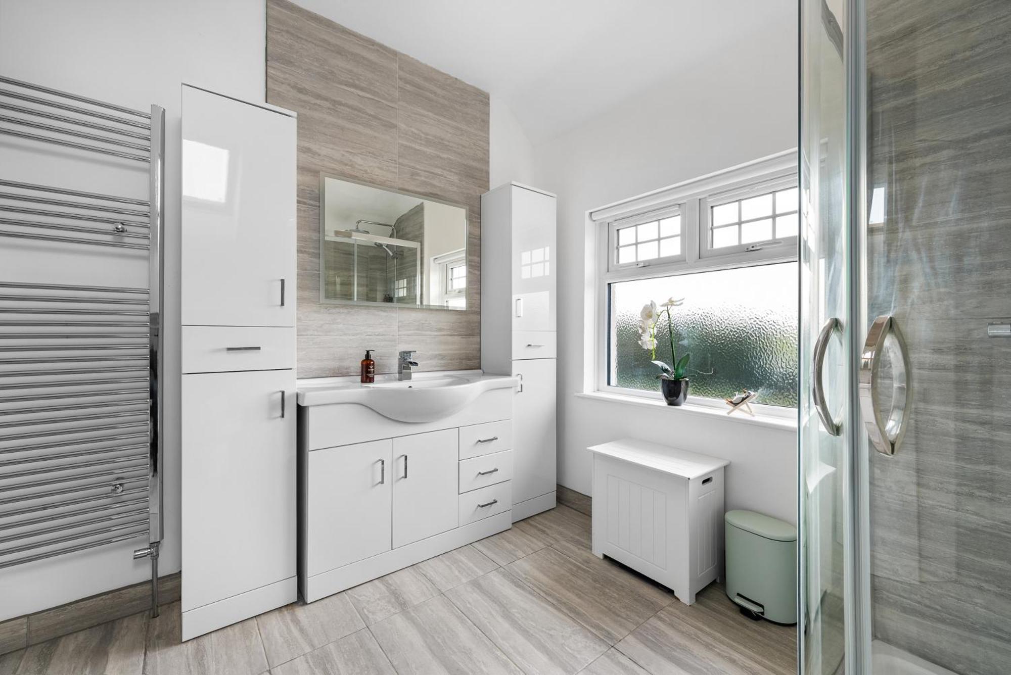 Long Term And Summer Special Offer! 5-Bedroom Spacious, Stunning Design, Sociable Areas & Cosy House Near South Downs Park, Sleeps 11 With Games Room, Private Parking And Garden- By Blue Puffin Stays 滑铁卢维尔 外观 照片