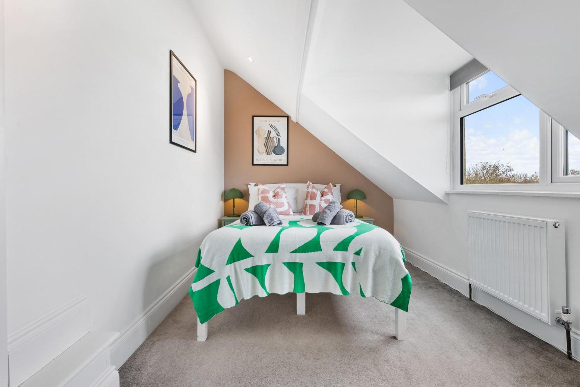 Long Term And Summer Special Offer! 5-Bedroom Spacious, Stunning Design, Sociable Areas & Cosy House Near South Downs Park, Sleeps 11 With Games Room, Private Parking And Garden- By Blue Puffin Stays 滑铁卢维尔 外观 照片