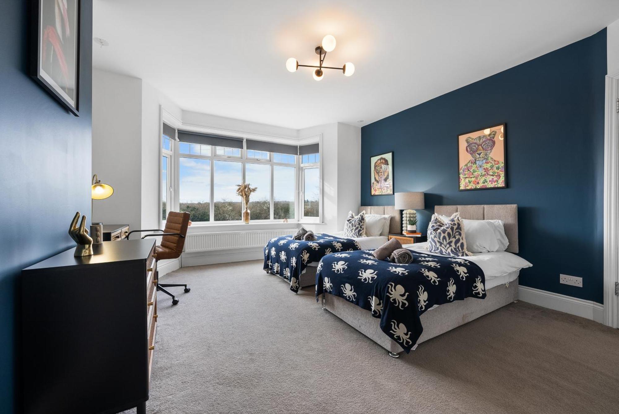 Long Term And Summer Special Offer! 5-Bedroom Spacious, Stunning Design, Sociable Areas & Cosy House Near South Downs Park, Sleeps 11 With Games Room, Private Parking And Garden- By Blue Puffin Stays 滑铁卢维尔 外观 照片