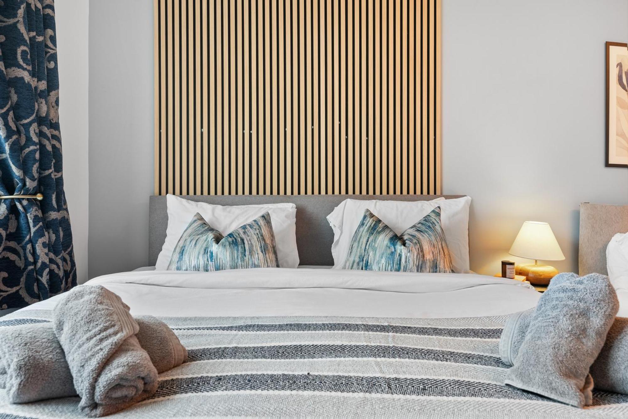 Long Term And Summer Special Offer! 5-Bedroom Spacious, Stunning Design, Sociable Areas & Cosy House Near South Downs Park, Sleeps 11 With Games Room, Private Parking And Garden- By Blue Puffin Stays 滑铁卢维尔 外观 照片