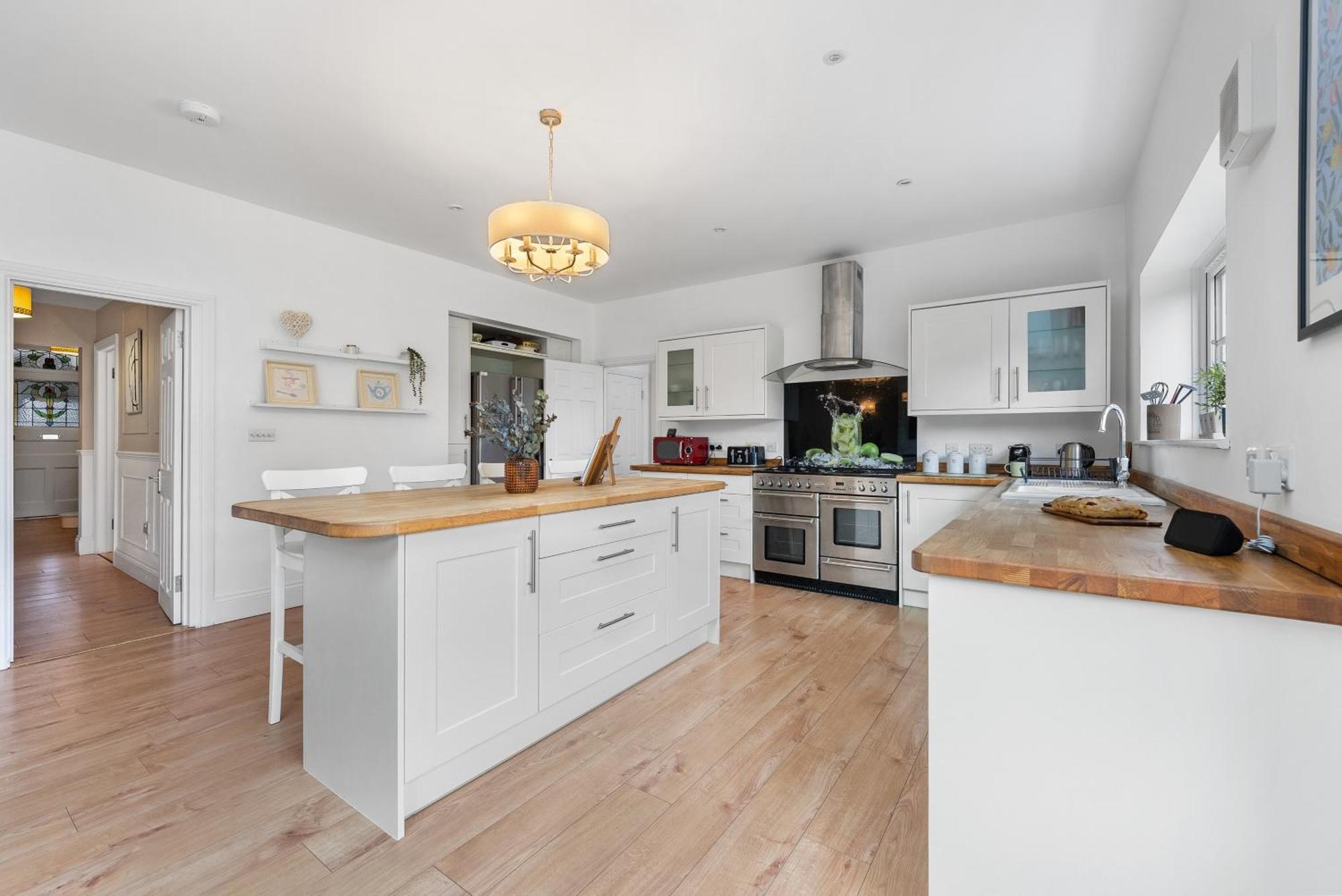 Long Term And Summer Special Offer! 5-Bedroom Spacious, Stunning Design, Sociable Areas & Cosy House Near South Downs Park, Sleeps 11 With Games Room, Private Parking And Garden- By Blue Puffin Stays 滑铁卢维尔 外观 照片