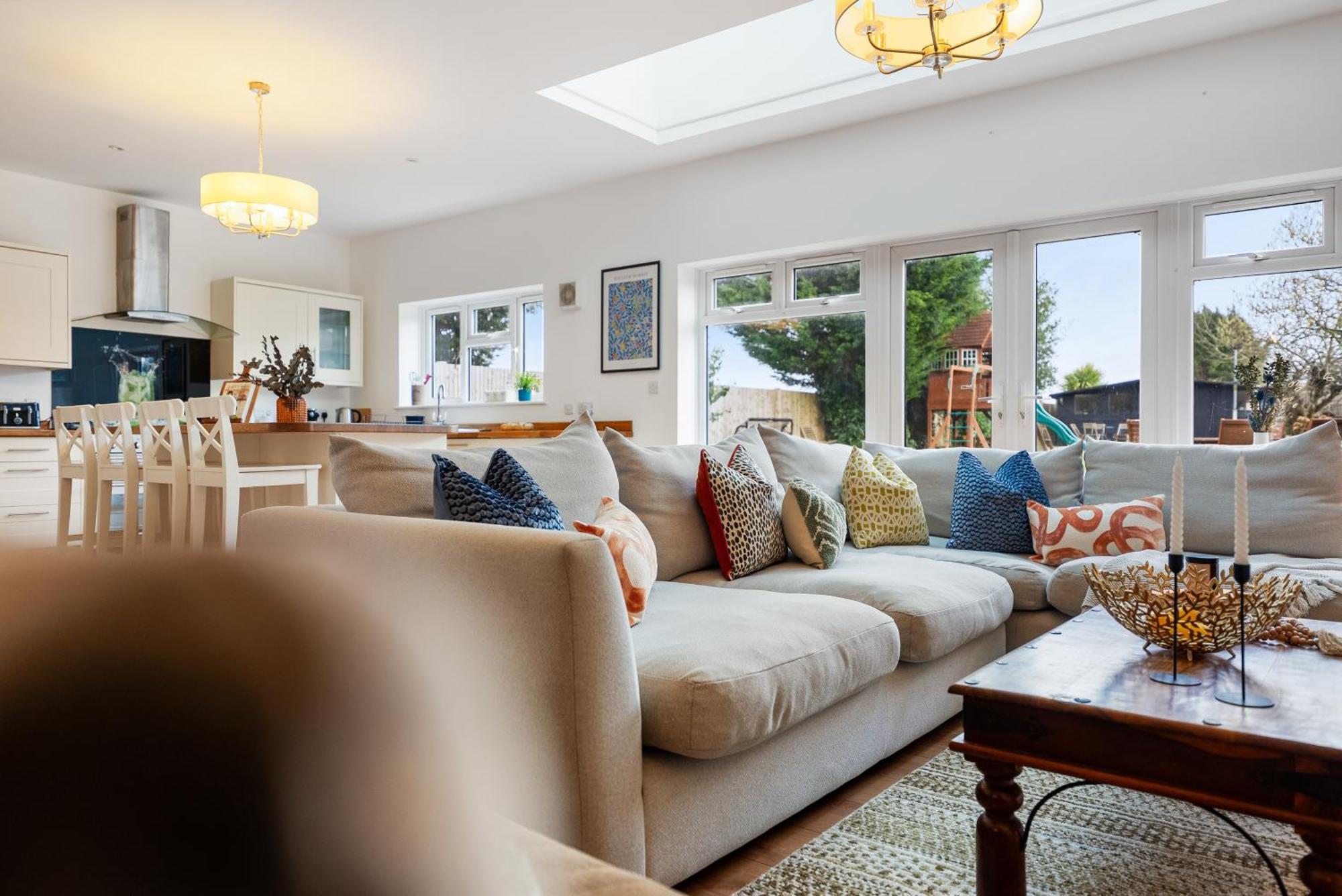 Long Term And Summer Special Offer! 5-Bedroom Spacious, Stunning Design, Sociable Areas & Cosy House Near South Downs Park, Sleeps 11 With Games Room, Private Parking And Garden- By Blue Puffin Stays 滑铁卢维尔 外观 照片
