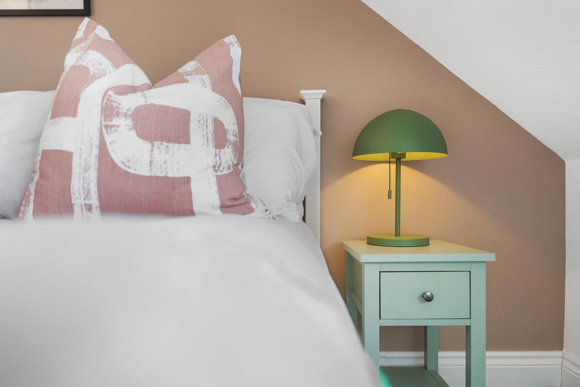 Long Term And Summer Special Offer! 5-Bedroom Spacious, Stunning Design, Sociable Areas & Cosy House Near South Downs Park, Sleeps 11 With Games Room, Private Parking And Garden- By Blue Puffin Stays 滑铁卢维尔 外观 照片