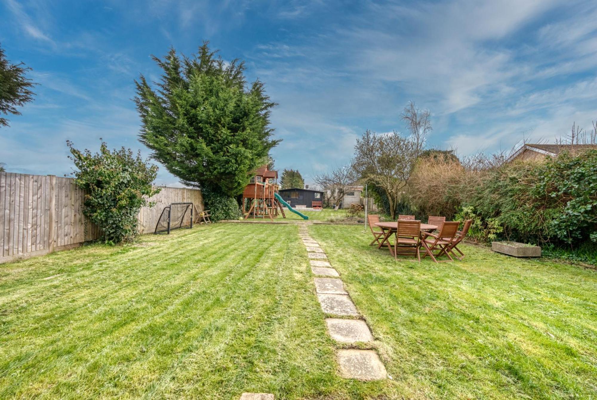 Long Term And Summer Special Offer! 5-Bedroom Spacious, Stunning Design, Sociable Areas & Cosy House Near South Downs Park, Sleeps 11 With Games Room, Private Parking And Garden- By Blue Puffin Stays 滑铁卢维尔 外观 照片