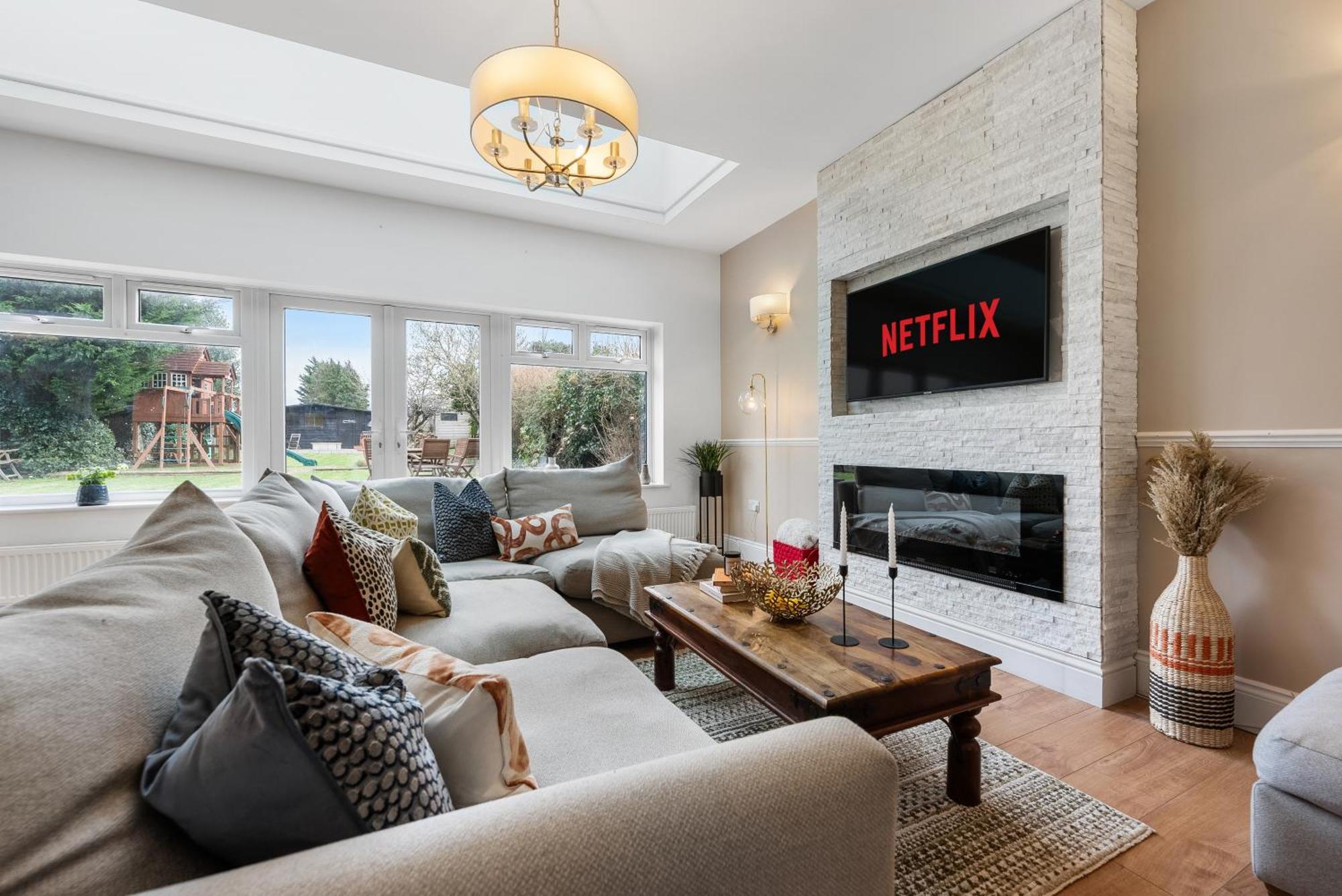 Long Term And Summer Special Offer! 5-Bedroom Spacious, Stunning Design, Sociable Areas & Cosy House Near South Downs Park, Sleeps 11 With Games Room, Private Parking And Garden- By Blue Puffin Stays 滑铁卢维尔 外观 照片