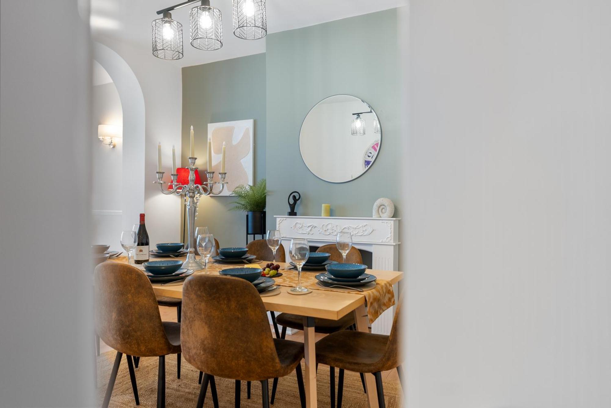 Long Term And Summer Special Offer! 5-Bedroom Spacious, Stunning Design, Sociable Areas & Cosy House Near South Downs Park, Sleeps 11 With Games Room, Private Parking And Garden- By Blue Puffin Stays 滑铁卢维尔 外观 照片