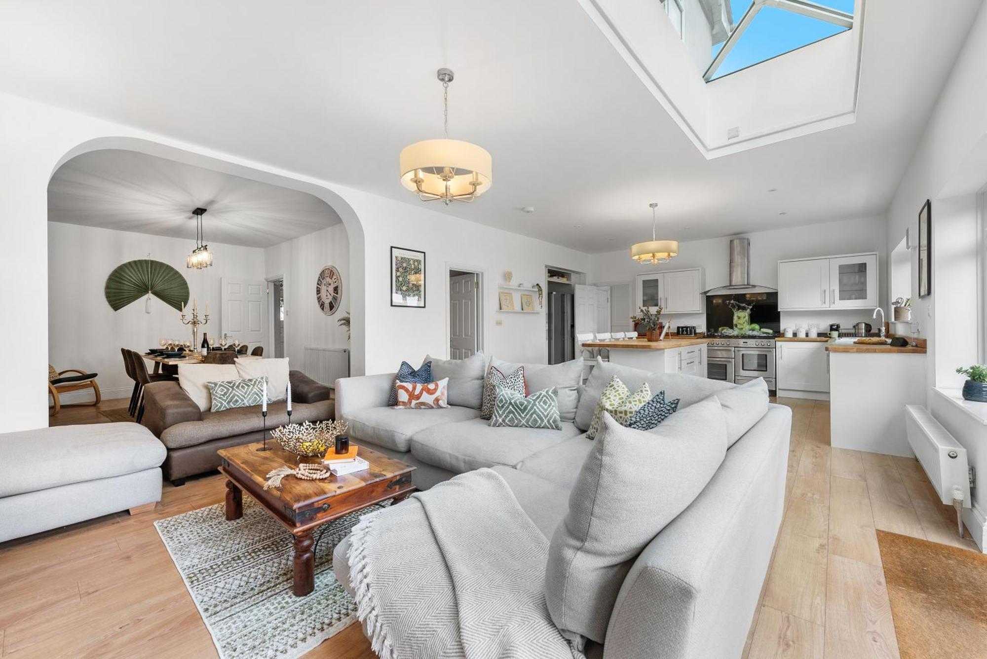 Long Term And Summer Special Offer! 5-Bedroom Spacious, Stunning Design, Sociable Areas & Cosy House Near South Downs Park, Sleeps 11 With Games Room, Private Parking And Garden- By Blue Puffin Stays 滑铁卢维尔 外观 照片