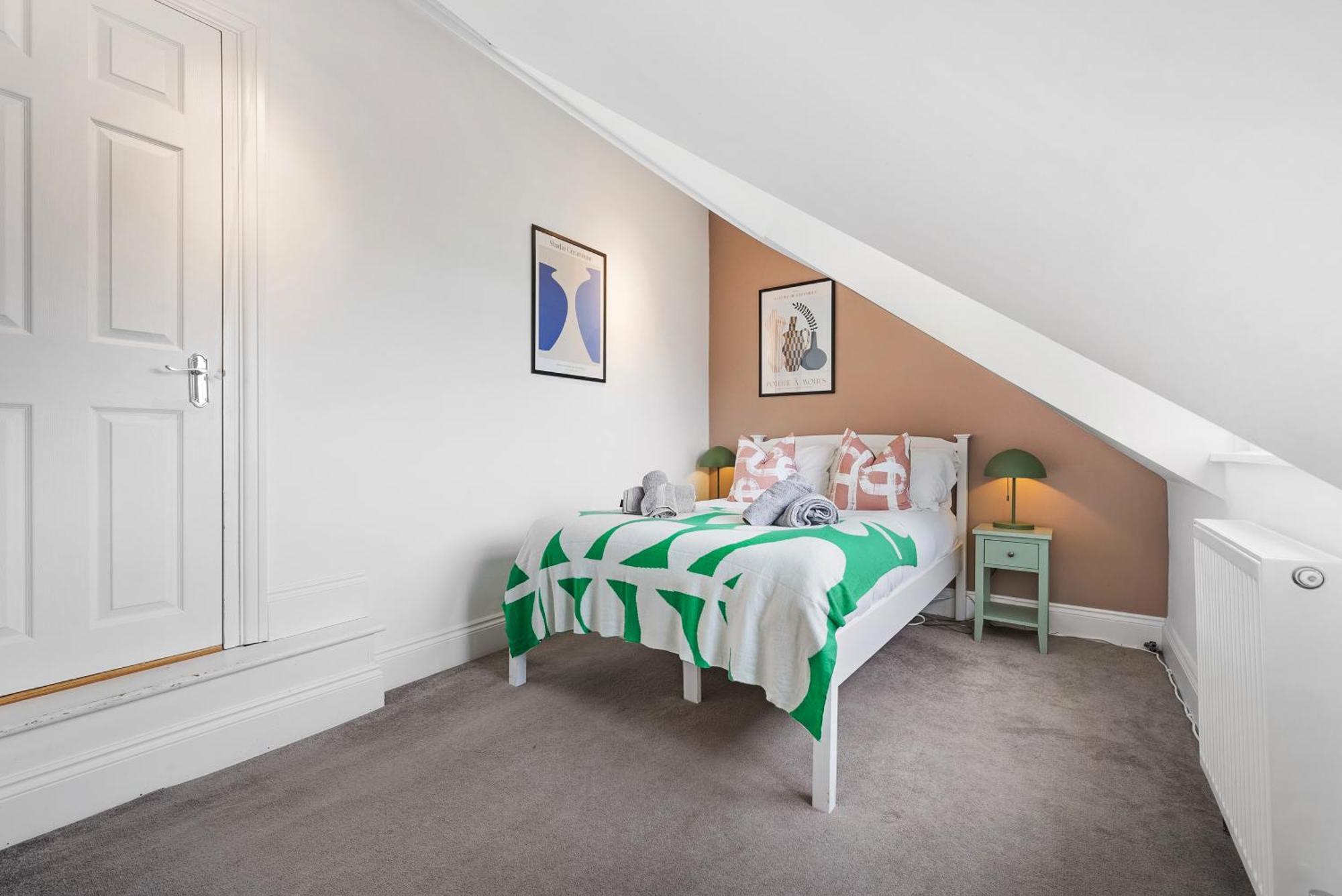 Long Term And Summer Special Offer! 5-Bedroom Spacious, Stunning Design, Sociable Areas & Cosy House Near South Downs Park, Sleeps 11 With Games Room, Private Parking And Garden- By Blue Puffin Stays 滑铁卢维尔 外观 照片
