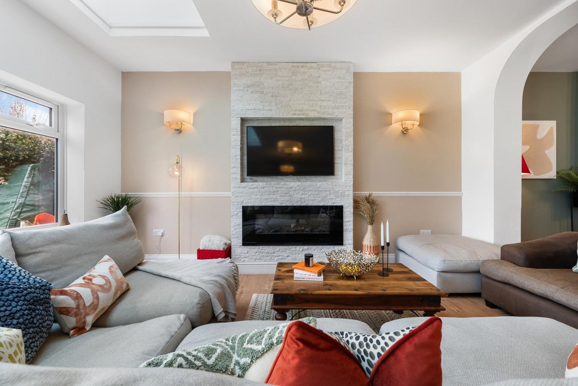 Long Term And Summer Special Offer! 5-Bedroom Spacious, Stunning Design, Sociable Areas & Cosy House Near South Downs Park, Sleeps 11 With Games Room, Private Parking And Garden- By Blue Puffin Stays 滑铁卢维尔 外观 照片