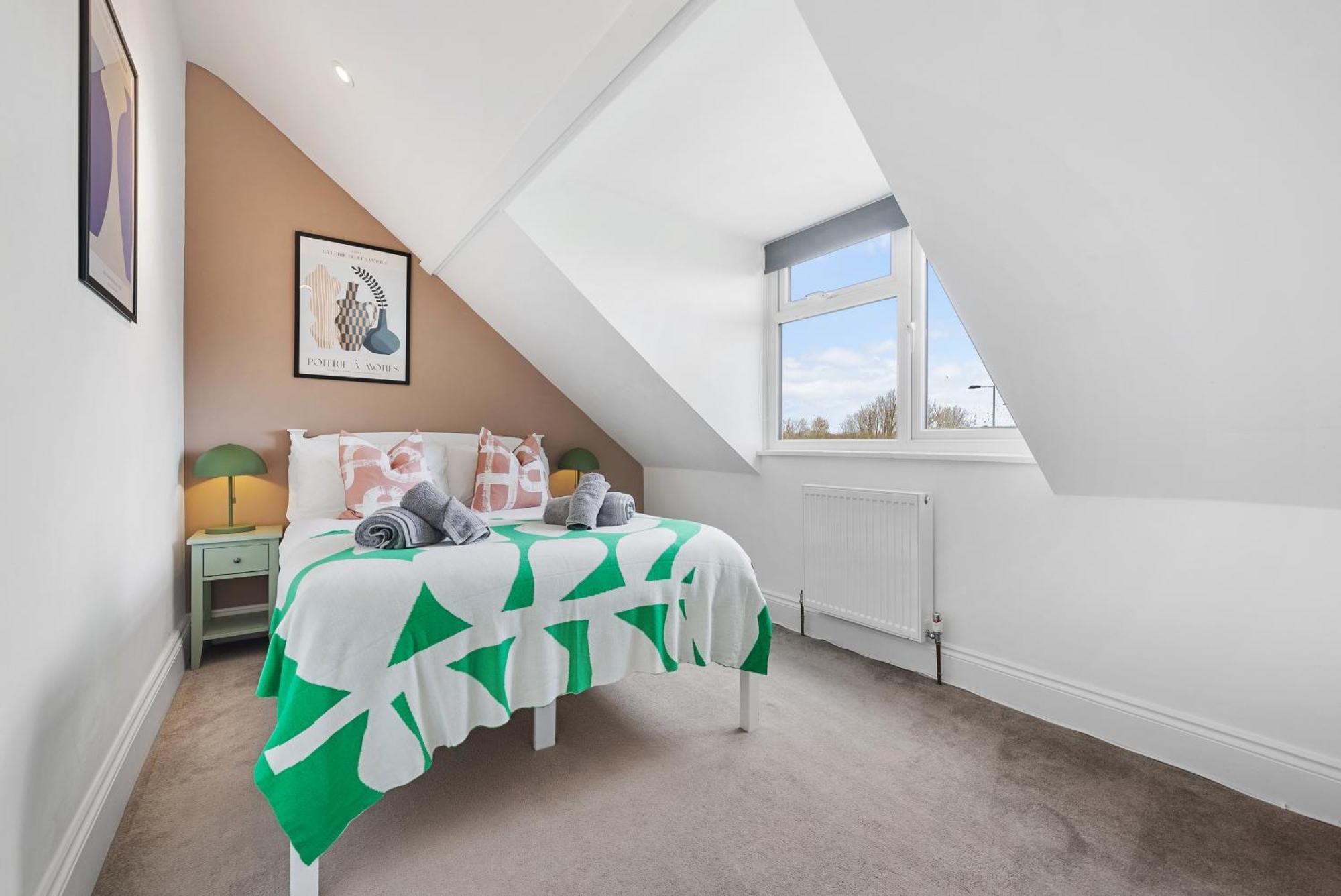 Long Term And Summer Special Offer! 5-Bedroom Spacious, Stunning Design, Sociable Areas & Cosy House Near South Downs Park, Sleeps 11 With Games Room, Private Parking And Garden- By Blue Puffin Stays 滑铁卢维尔 外观 照片