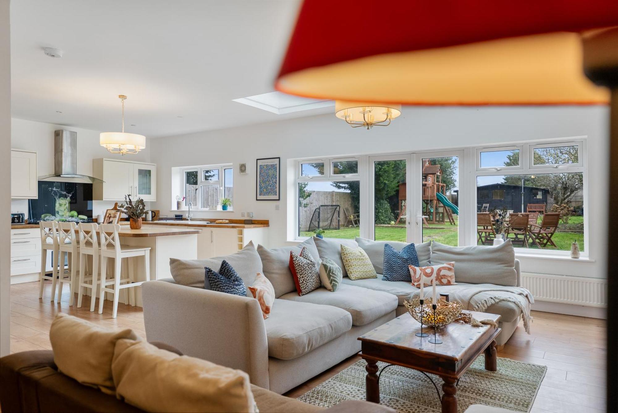 Long Term And Summer Special Offer! 5-Bedroom Spacious, Stunning Design, Sociable Areas & Cosy House Near South Downs Park, Sleeps 11 With Games Room, Private Parking And Garden- By Blue Puffin Stays 滑铁卢维尔 外观 照片