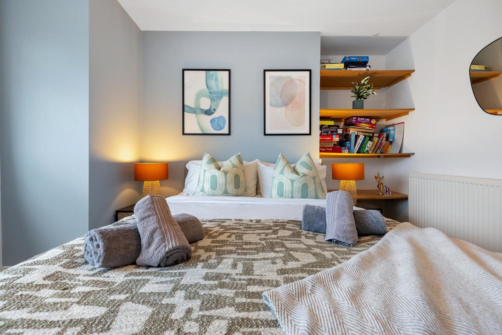 Long Term And Summer Special Offer! 5-Bedroom Spacious, Stunning Design, Sociable Areas & Cosy House Near South Downs Park, Sleeps 11 With Games Room, Private Parking And Garden- By Blue Puffin Stays 滑铁卢维尔 外观 照片