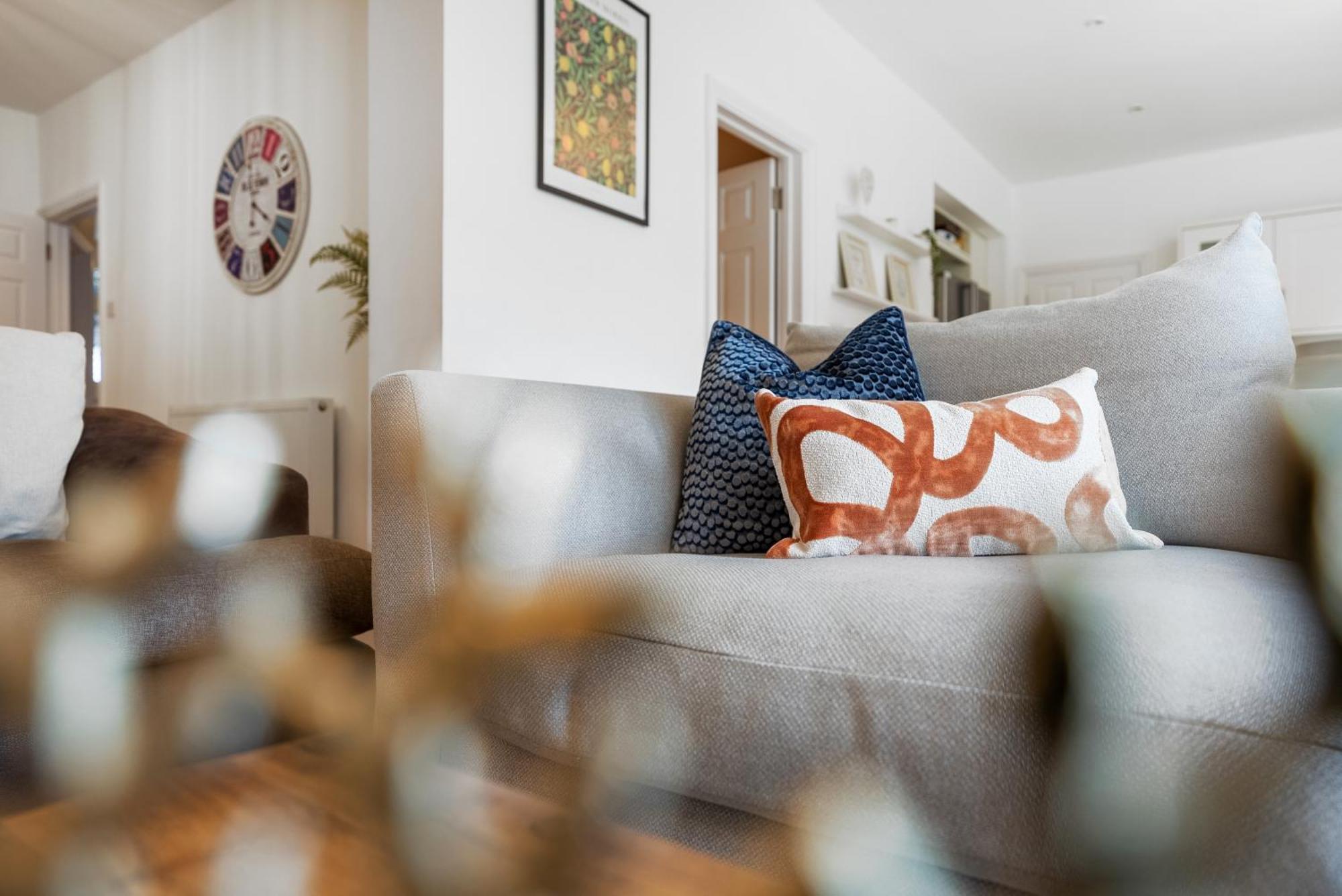 Long Term And Summer Special Offer! 5-Bedroom Spacious, Stunning Design, Sociable Areas & Cosy House Near South Downs Park, Sleeps 11 With Games Room, Private Parking And Garden- By Blue Puffin Stays 滑铁卢维尔 外观 照片