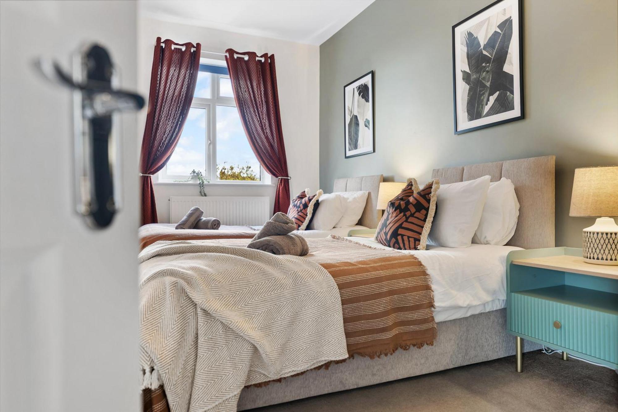 Long Term And Summer Special Offer! 5-Bedroom Spacious, Stunning Design, Sociable Areas & Cosy House Near South Downs Park, Sleeps 11 With Games Room, Private Parking And Garden- By Blue Puffin Stays 滑铁卢维尔 外观 照片