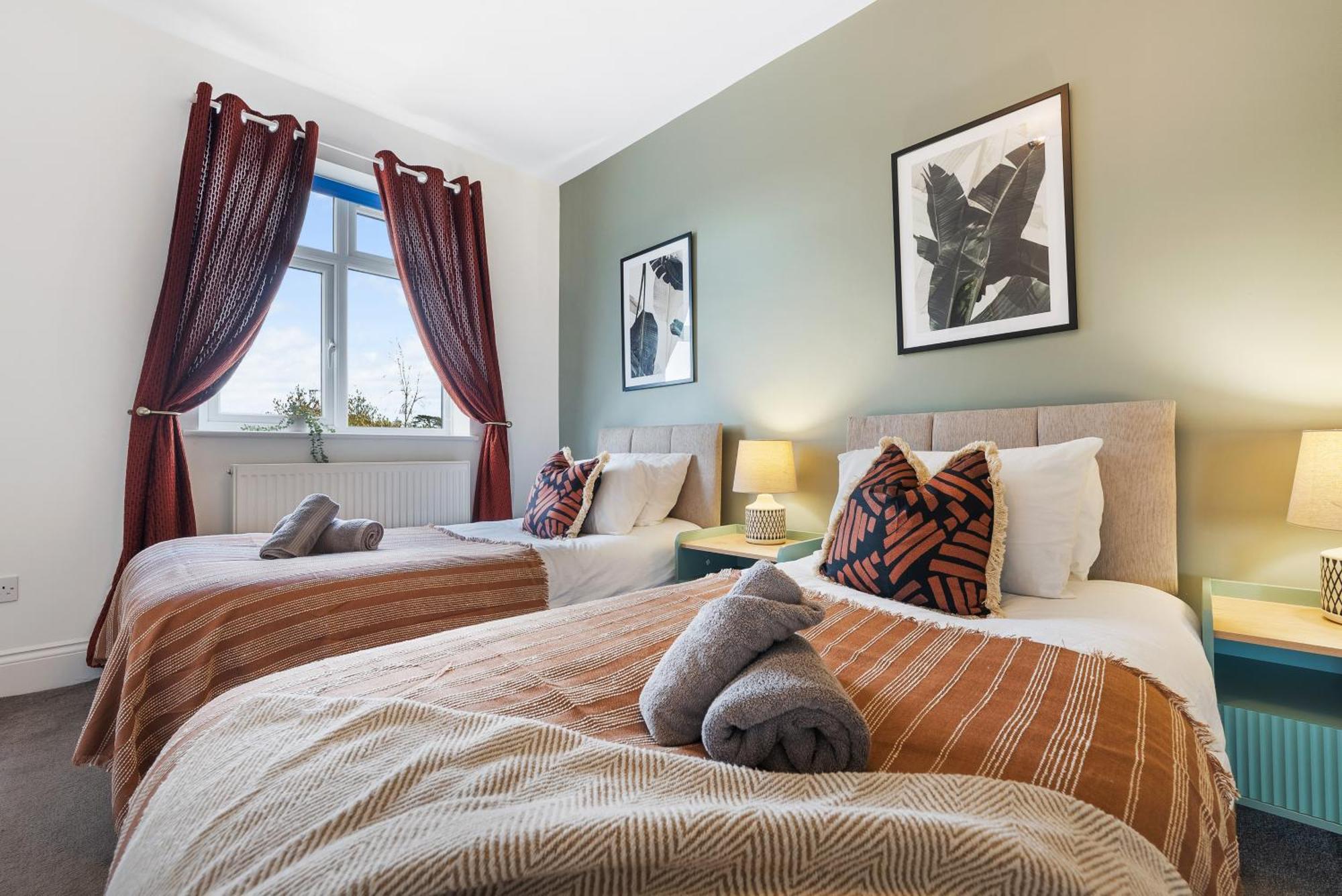 Long Term And Summer Special Offer! 5-Bedroom Spacious, Stunning Design, Sociable Areas & Cosy House Near South Downs Park, Sleeps 11 With Games Room, Private Parking And Garden- By Blue Puffin Stays 滑铁卢维尔 外观 照片