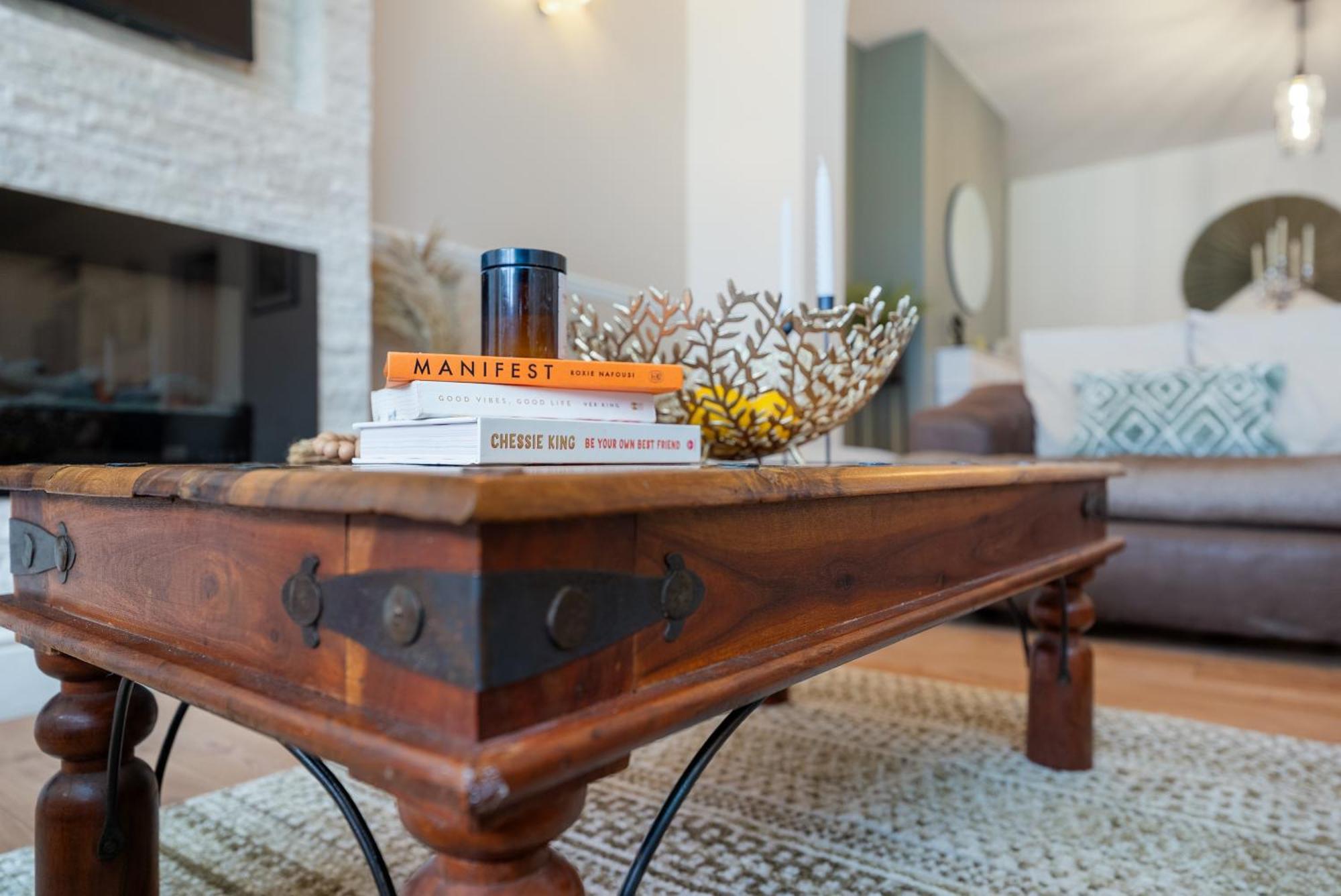Long Term And Summer Special Offer! 5-Bedroom Spacious, Stunning Design, Sociable Areas & Cosy House Near South Downs Park, Sleeps 11 With Games Room, Private Parking And Garden- By Blue Puffin Stays 滑铁卢维尔 外观 照片