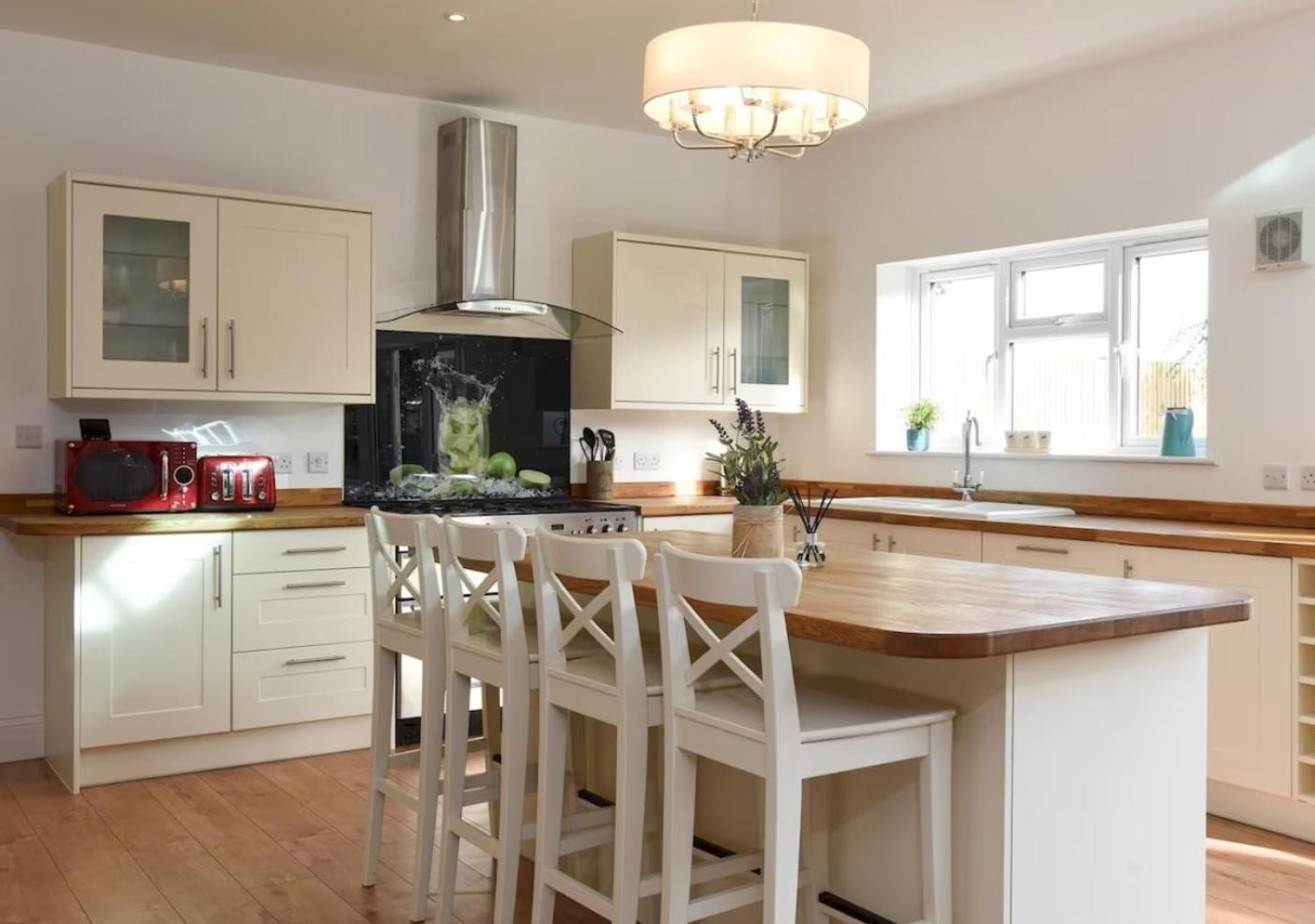 Long Term And Summer Special Offer! 5-Bedroom Spacious, Stunning Design, Sociable Areas & Cosy House Near South Downs Park, Sleeps 11 With Games Room, Private Parking And Garden- By Blue Puffin Stays 滑铁卢维尔 外观 照片