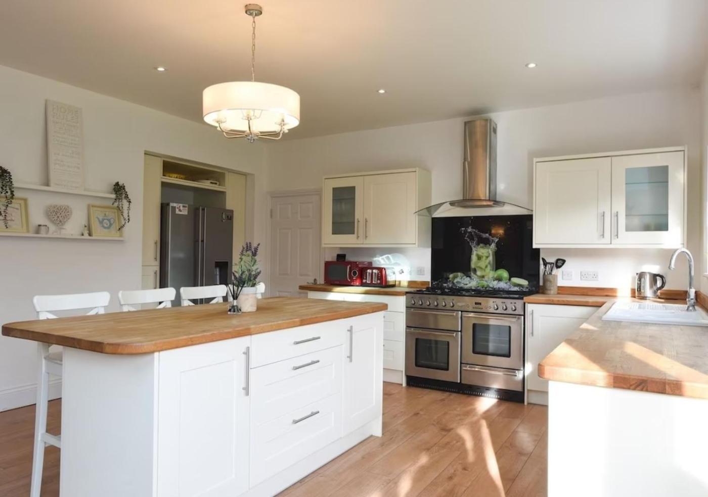 Long Term And Summer Special Offer! 5-Bedroom Spacious, Stunning Design, Sociable Areas & Cosy House Near South Downs Park, Sleeps 11 With Games Room, Private Parking And Garden- By Blue Puffin Stays 滑铁卢维尔 外观 照片