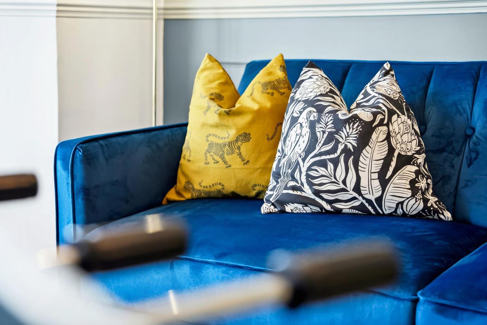 Long Term And Summer Special Offer! 5-Bedroom Spacious, Stunning Design, Sociable Areas & Cosy House Near South Downs Park, Sleeps 11 With Games Room, Private Parking And Garden- By Blue Puffin Stays 滑铁卢维尔 外观 照片